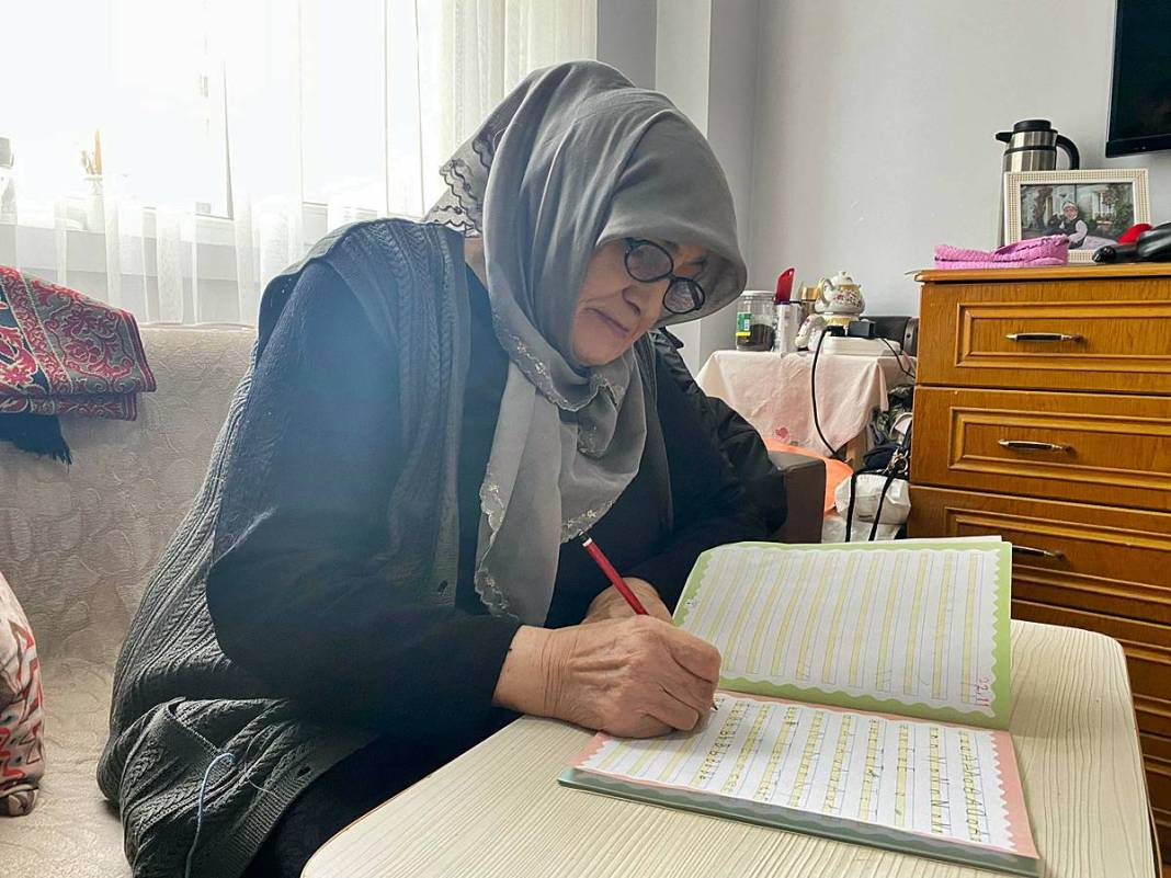 'Kız çocukları okumaz' diyerek okula gönderilmedi: 81 yaşında okuma yazma öğrendi! O andan sonra karar verdi 17